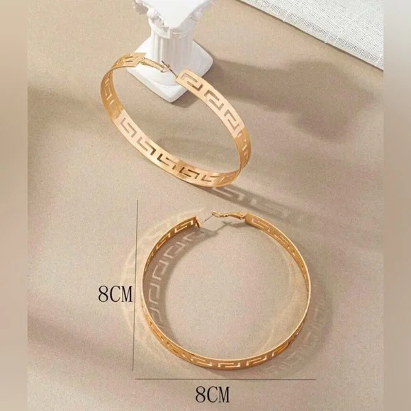 🛍️ Large Gold Geometric Hoop Earrings🛍️ - Picture 3 of 4